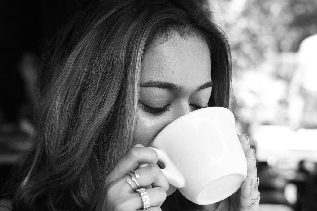 Woman_drinking_coffee invisiline
