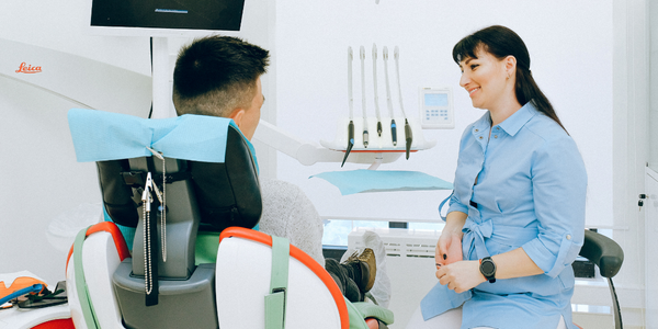 Dentista especializado en ortodoncia estetica de zafiro